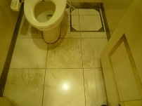大理石トイレ床のクリーニング