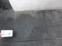 油で汚染しきった飲食店店舗前の石床（テスト施工）